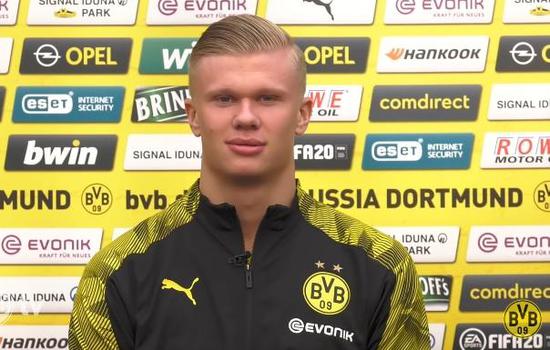 安迪·卡罗尔惊叹切赫神扑，创英格兰足球史经典瞬间